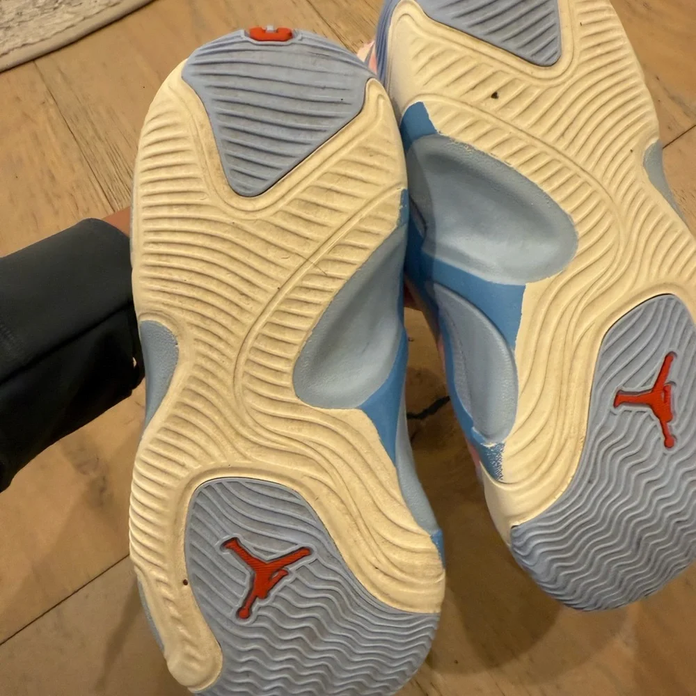 Kids Jordan sneakers size 12 - Picture 4 of 4